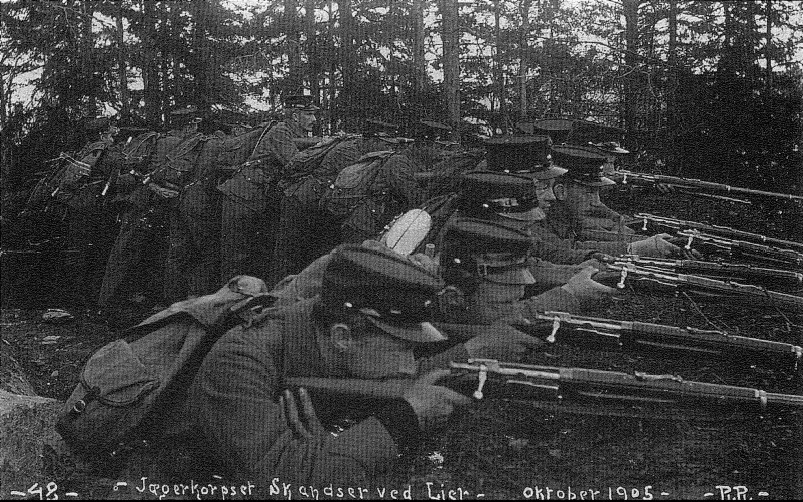<b>ÅRET FOR UNIONS­OPPLØSNINGEN:</b> Det norske jegerkorpset fotografert ved Lier i oktober 1905. Samtlige soldater er utstyrt med hver sin Krag-Jørgensen.