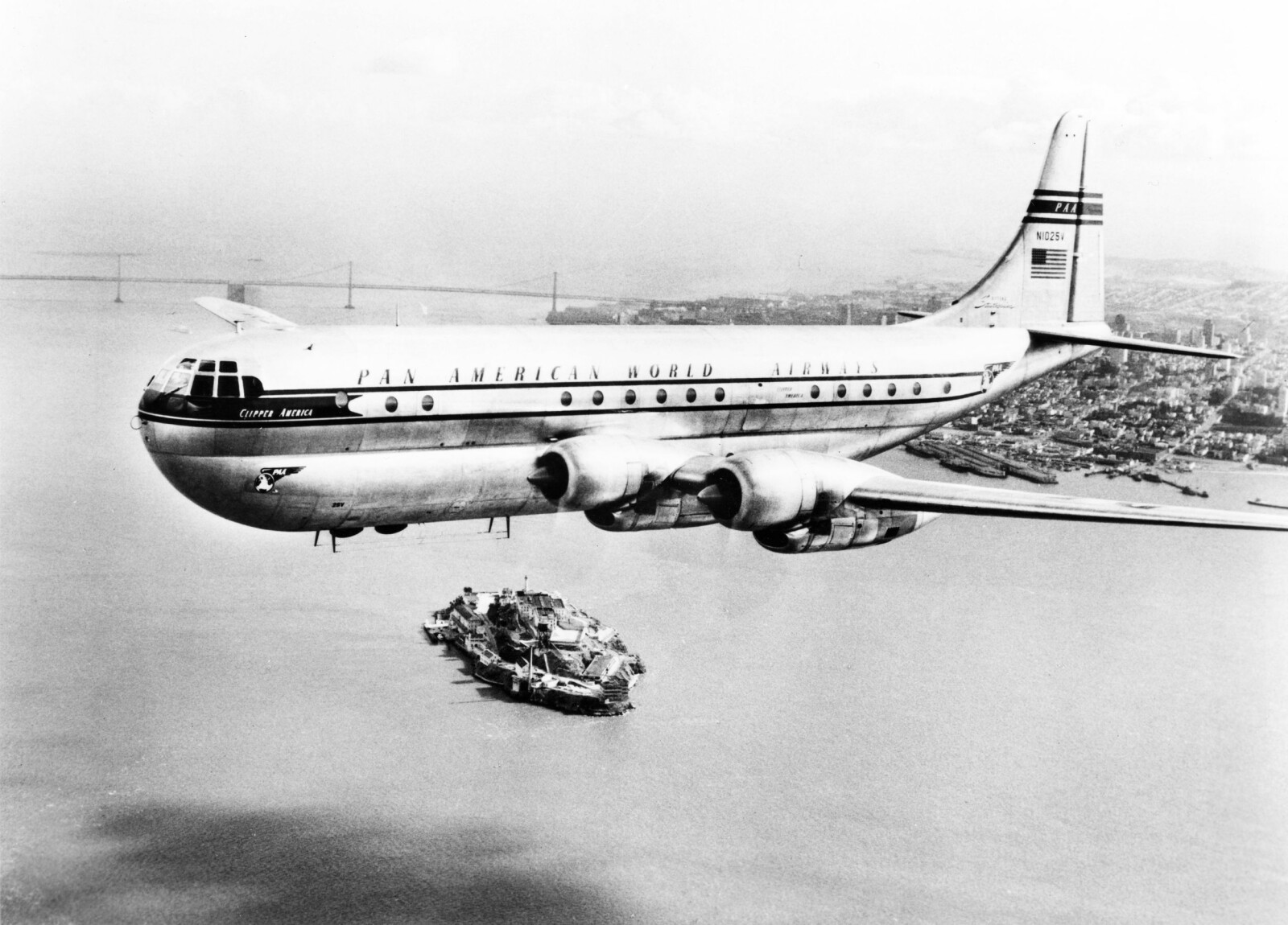 <b>377 STRATOCRUISER:</b> Pan Ams «Clipper America» i luften over San Francisco. Øya som skimtes under er det beryktede fengselet Alcatraz. 