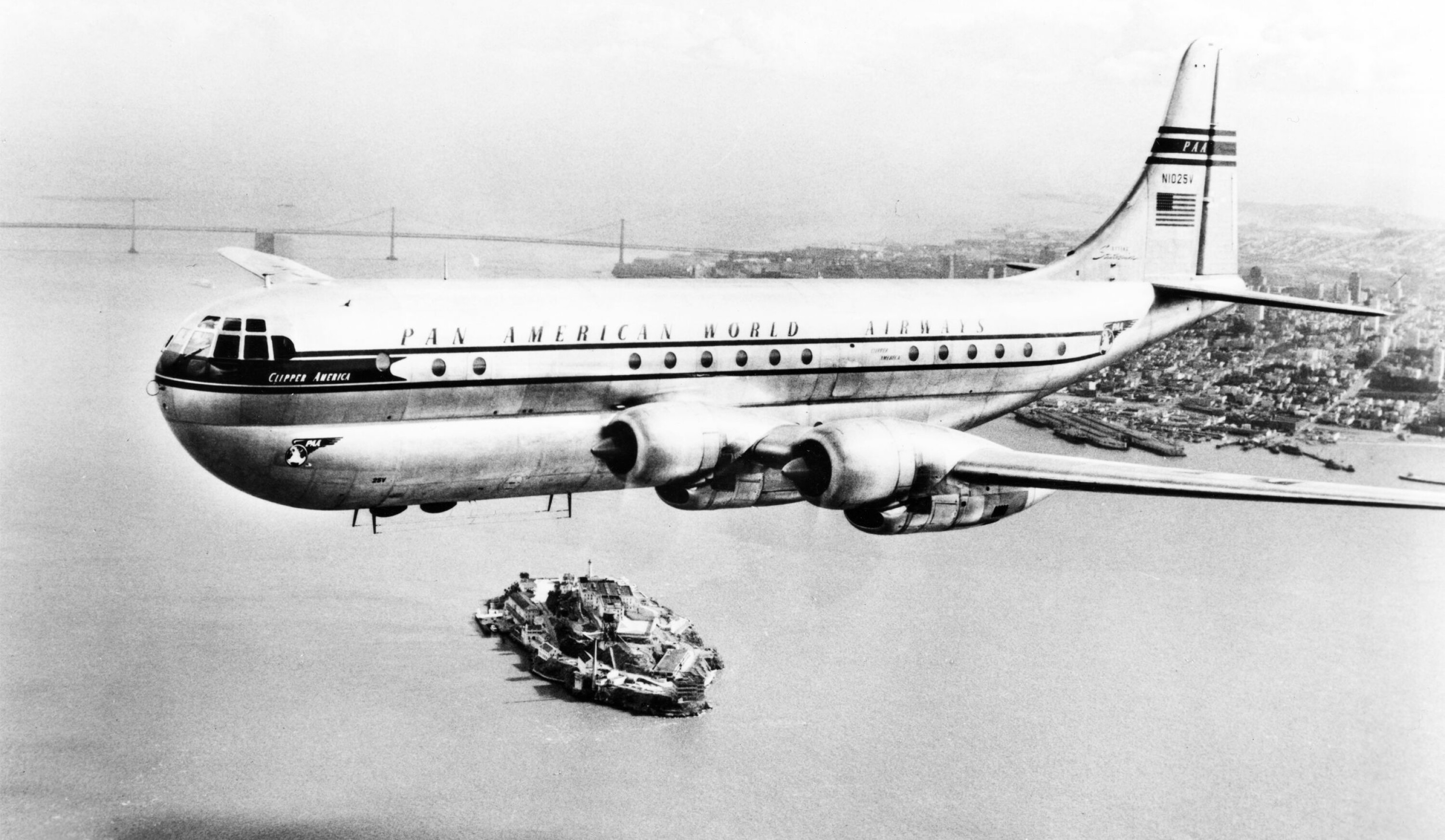 377 STRATOCRUISER: Pan Ams «Clipper America» i luften over San Francisco. Øya som skimtes under er det beryktede fengselet Alcatraz.