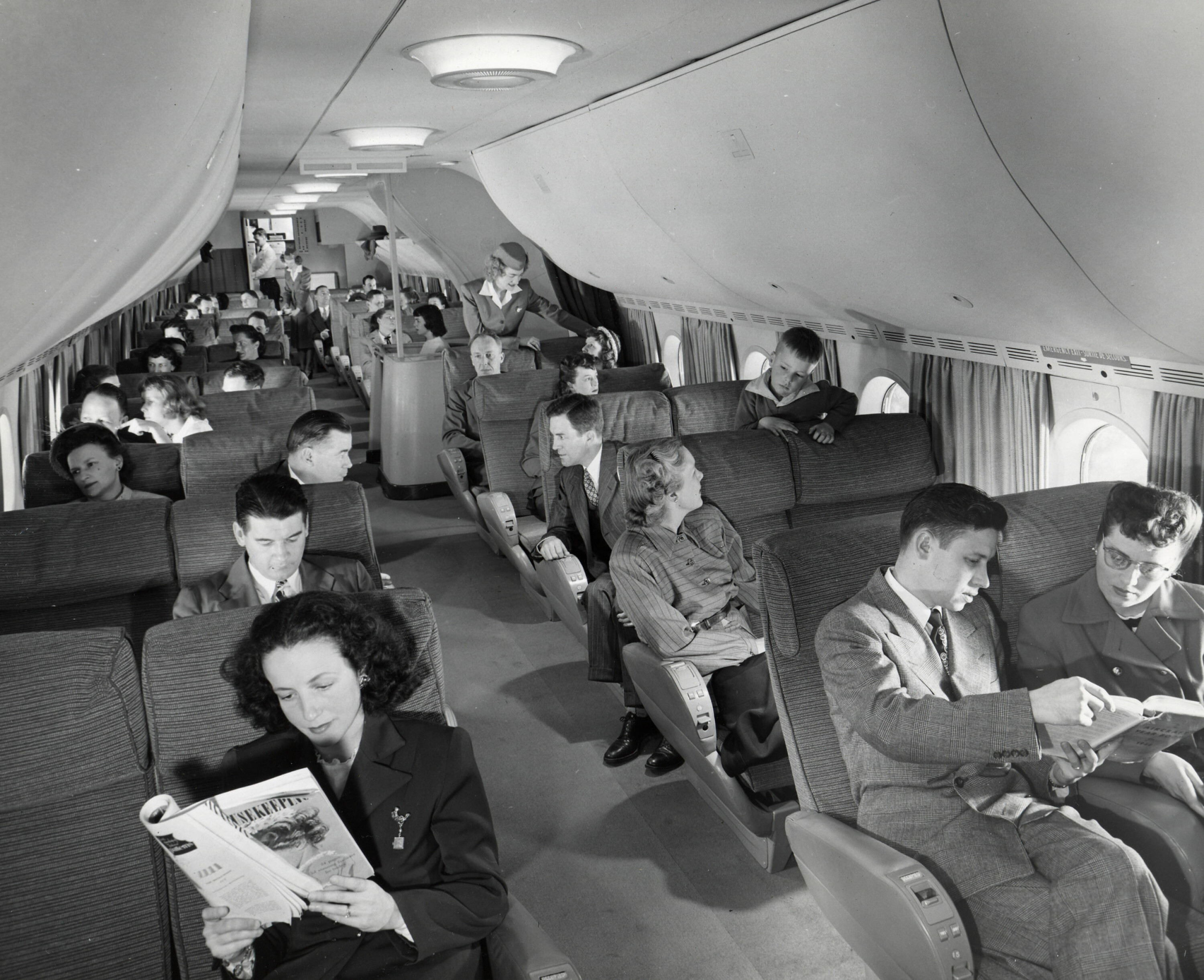 KOMFORT: Sitteplassen i 377 Stratocruiser var ikke som i dagens kvegvogner i luften. I Stratocruiser var setene store og benplassen raus.