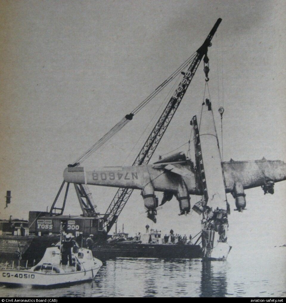 ULYKKER: 377 Stratocruiser var involvert i flere ulykker. Stratocruiseren på bildet fløy for Northwest da det måtte nødlande i Puget-sundet utenfor Seattle i 1956. Det oppsto kraftige vibrasjoner i flyet som kapteinene ikke klarte å kontrollere. Ingen omkom i ulykken. Flyet ble heist opp fra 120 meters dyp.