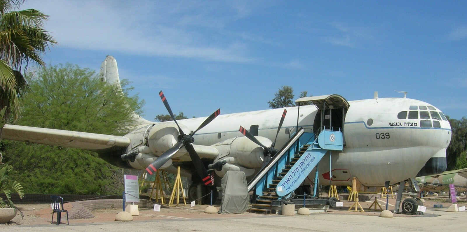 <b>ANAK:</b> Denne ombygde B-377M Stratocruiser, benyttet av det israelske luftforsvaret (IAF), står utstilt på museet til IAF.