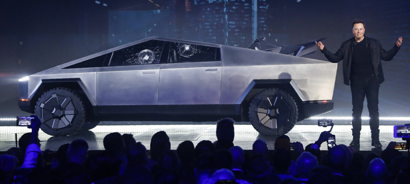 <b>KANTETE DESIGN:</b> Hvorfor er designet på Tesla Cybertruck «flatt» og kantete?