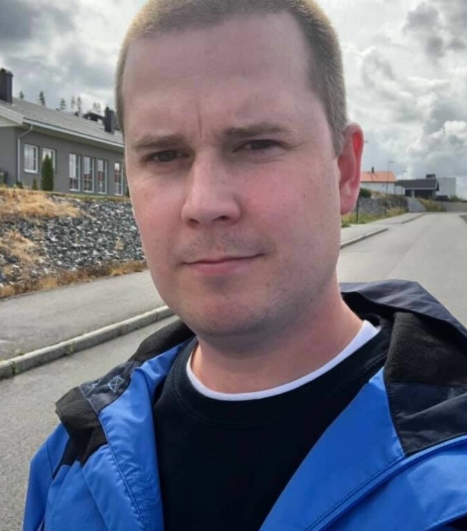 FORTSATT ENSOM: Morten Rognan stod frem i lokalavisa Romerikes Blad i april i år som en person med kronisk ensomhet. Rognan hadde håpet at det å åpne seg opp ville hjelpe, men han sitter fortsatt igjen med ensomhetsfølelsen.