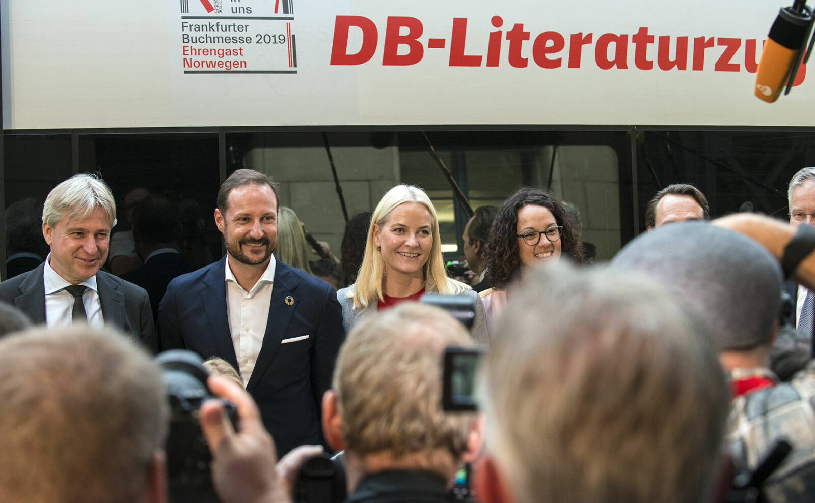 <b>KONGELIG:</b> Norge stilte med kongelig tyngde under åpningen av årets bokmesse i Frankfurt. Oppland stilte med egne millioner.