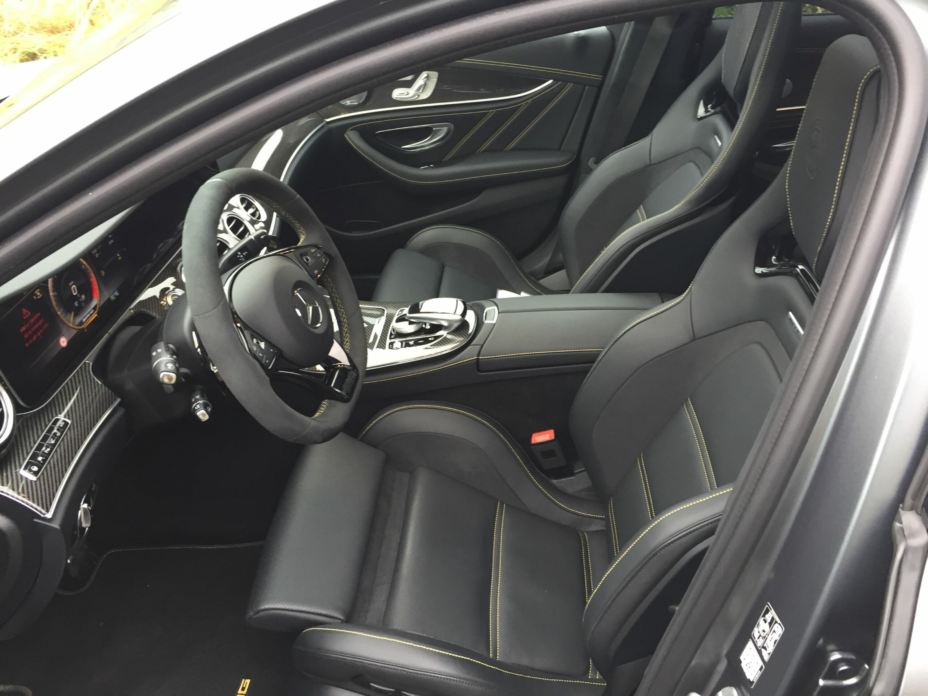 BRUTALT: Seter og understell i verdens raskeste stasjonsvogn, Mercedes AMG E63, inviterer ikke til komfort.