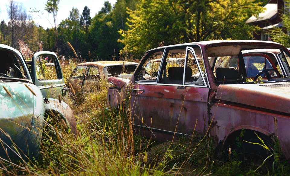 LANGTIDSPARKERING: En Folkvogn, en BMW (foran) og en Opel på den åpne  plassen ved de fraflyttede våningshusene.