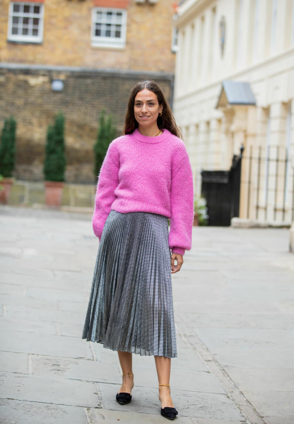 STYLISH: Erika Boldrin i rosa strikkekenser og sølvfarget plissé-skjørt under Lond Fashion Week 2019.