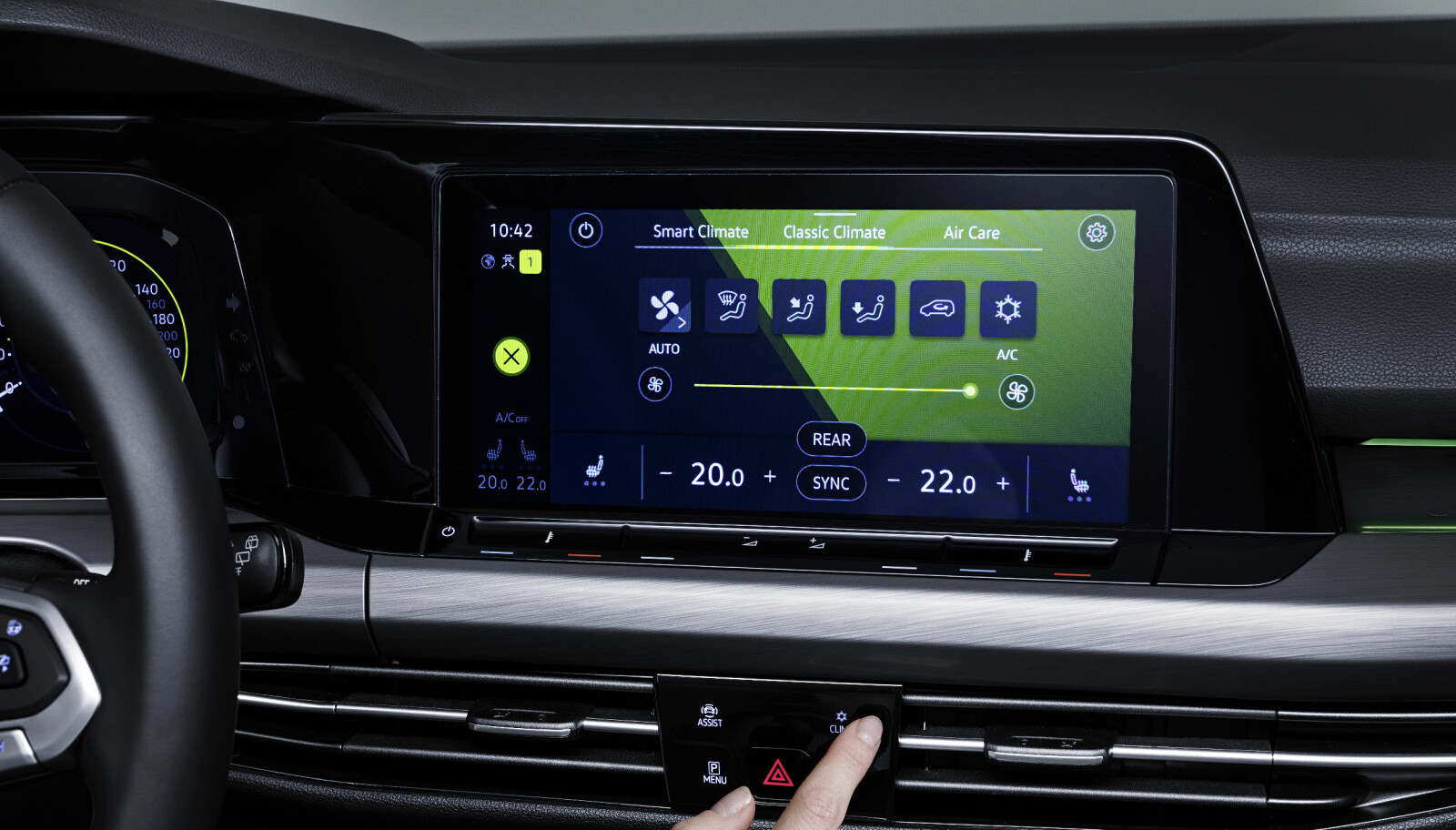 <b>NYE VW GOLF 8:</b> Berøringsskjerm, følsomme felt i underkant av skjermen og fire berøringsfølsomme funksjonsknapper mellom ventilasjonsdysene. De trenger en følsom og stødig hånd for å fungere optimalt.