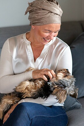 Monica sammen med den lille valpen Lucky. Monica sammen med den lille valpen Lucky.