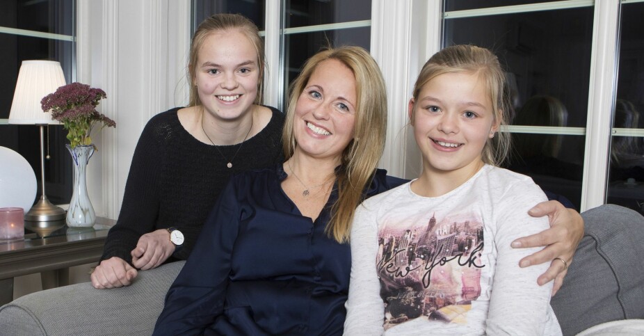 <b>STOLTE:</b> De to døtrene er imponerte over morens innsats på gården. Da hun var borte hadde mor og barn en egen hilsen de gjorde hver dag. Alle tre så på solnedgangen og tenkte på hverandre. <b>STOLTE:</b> De to døtrene er imponerte over morens innsats på gården. Da hun var borte hadde mor og barn en egen hilsen de gjorde hver dag. Alle tre så på solnedgangen og tenkte på hverandre.