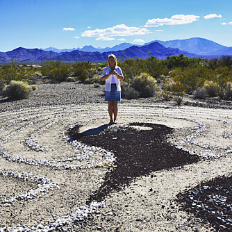 <b>PÅ JOBB:</b> Vibecke driver firmaet Soul Energy in Motion. En non-profit stiftelse med formål om å bistå jordens, menneskeheten og universets evolusjon gjennom kjærlig veiledning fra universell kraft. Her er hun fotografert ved Goddess Temple i Indian Springs i USA. <b>PÅ JOBB:</b> Vibecke driver firmaet Soul Energy in Motion. En non-profit stiftelse med formål om å bistå jordens, menneskeheten og universets evolusjon gjennom kjærlig veiledning fra universell kraft. Her er hun fotografert ved Goddess Temple i Indian Springs i USA.
