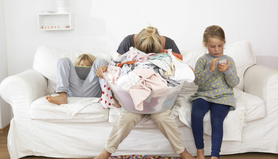 FORDEL OPPGAVENE: Dersom hele familien hjelper til, blir arbeidet med klesvasken lettere. FORDEL OPPGAVENE: Dersom hele familien hjelper til, blir arbeidet med klesvasken lettere.