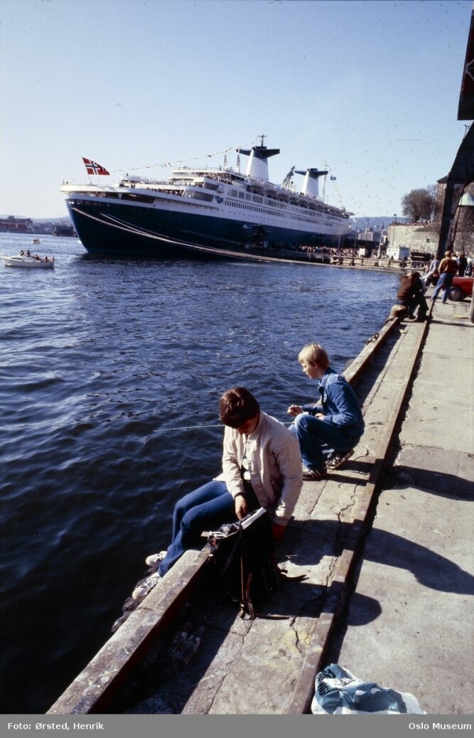 <b>TIL NORGE:</b> I april 1980 ankom nyoppussede og nyombygde «Norway» Oslofjorden i strålende vær. Skipet ble formelt omdøpt og hadde for anledningen fått spesialtillatelse til å føre FN-flagget av generalsekretær Kurt Waldheim, på grunn av de 50 nasjonalitetene som var representert blant mannskapet.