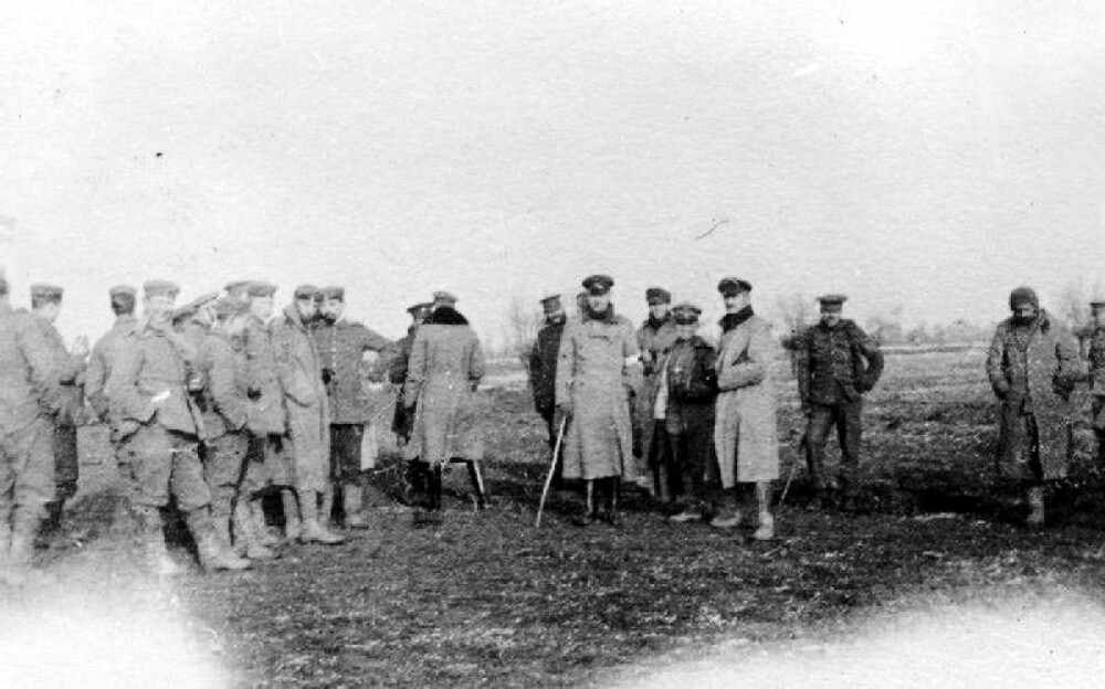 <b>GOD JUL:</b> Tyske og britiske soldater møttes i ingen­manns­land mellom skyttergravene på vest­fronten i julen 1914. Så mange som 100 000 soldater var involvert i den uautoriserte våpenhvilen.