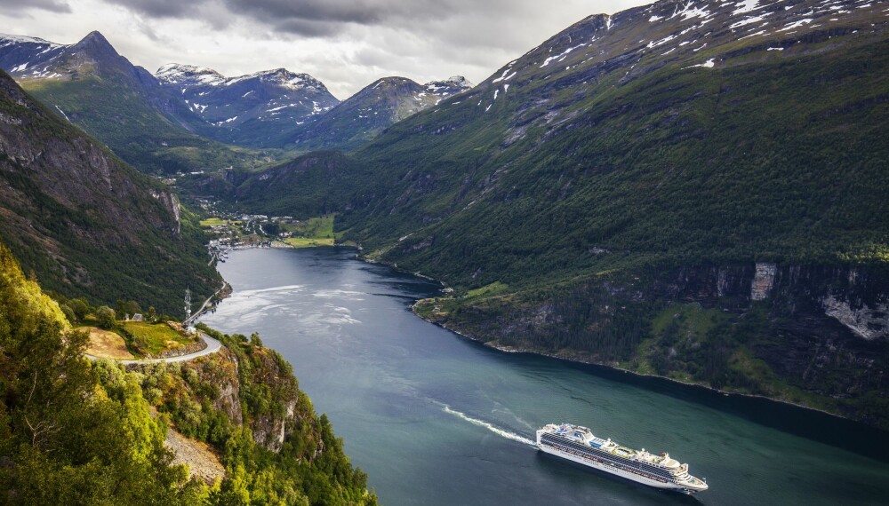 STENGTE CRUISE-BAREN: Viggo Ørbak skaffet UP-bil og politiuniform og holdt orden i turistbygda Geiranger. Frem til politibløffen ble avslørt, stengte han blant annet baren om bord på et cruiseskip på grunn av ulovlig servering. Bløffmakeren ble kjendis og førstesidestoff.