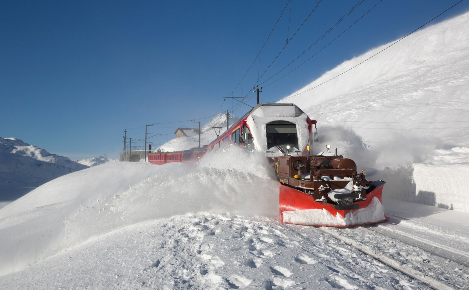 <b>I HØYDEN:</b> Det kreves sitt av både mann og maskin når snøen kommer for fullt på 2200 meters høyde ved Ospizio Bernina. 