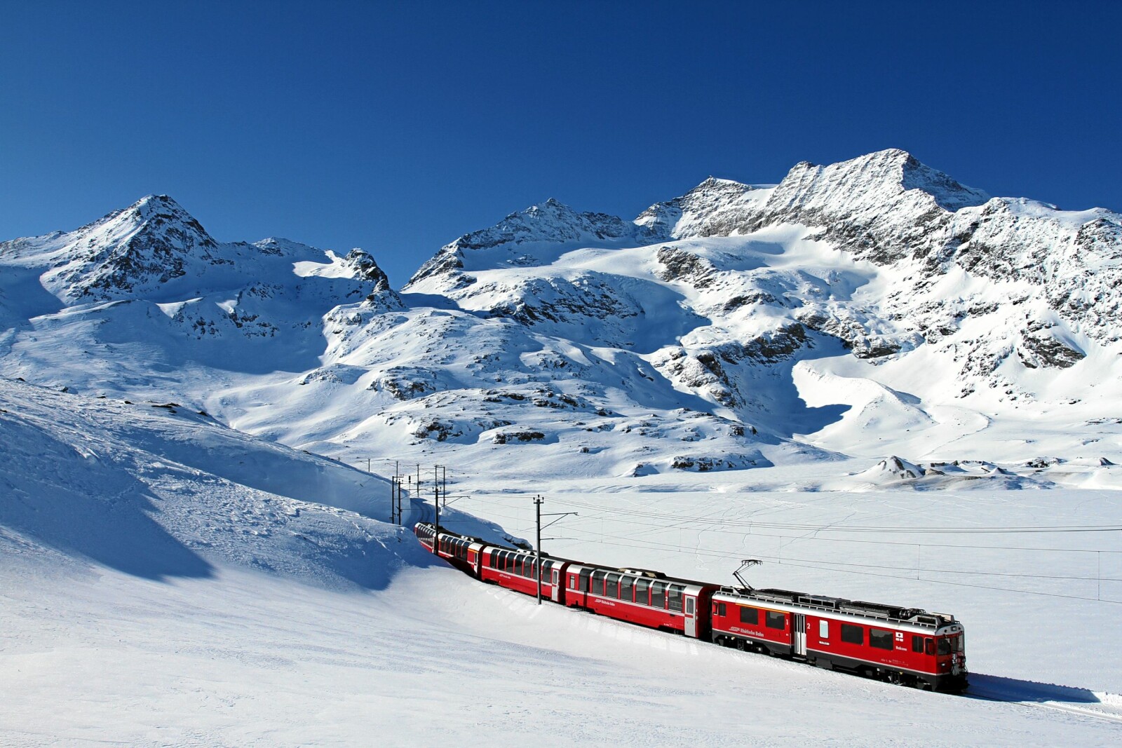 <b>DEN HVITE SJØEN:</b> Bernina Express ved Lago Bianco på 2234 moh. 