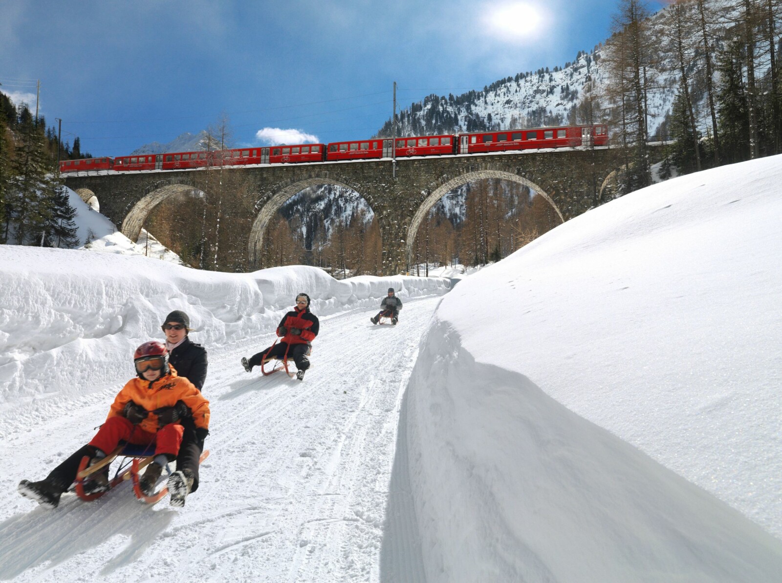 <b>SCHLITTELBAHN:</b> 12 kilometer med akebakke fra Preda og ned til Bergün, på en vei som er vinterstengt for motorisert ferdsel.