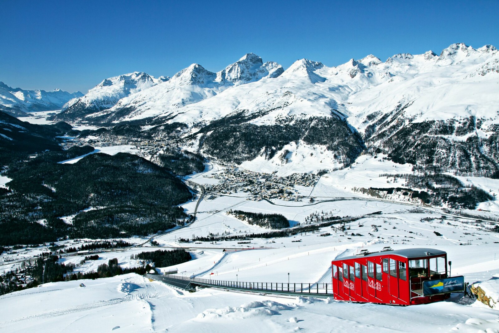 <b>SOM FLØI-BANEN:</b> 111 år gamle Muottas Muragl Bahn tar deg opp til 2543 meter. I bak-grunnen: St Moritz. 