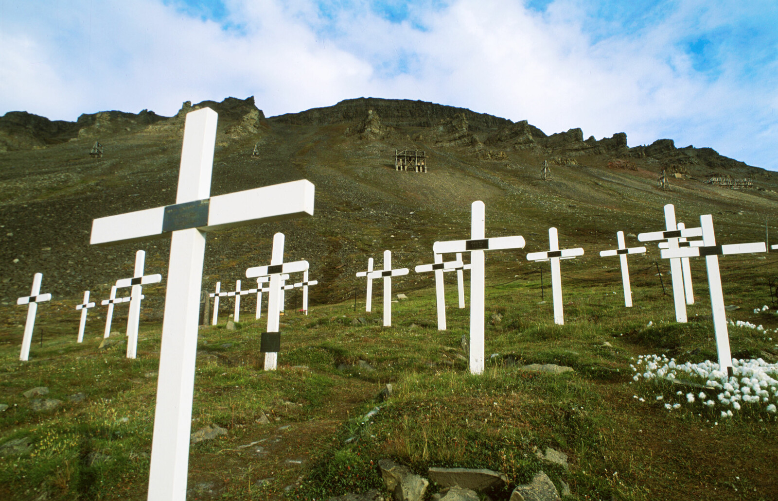 <b>KOM ALDRI HJEM:</b> 26 Gruvearbeidere ble drept i eksplosjonen i Gruve 1 – «Amerikaner­gruva» på Svalbard. Fire kom aldri lenger enn kirkegården like nedenfor.