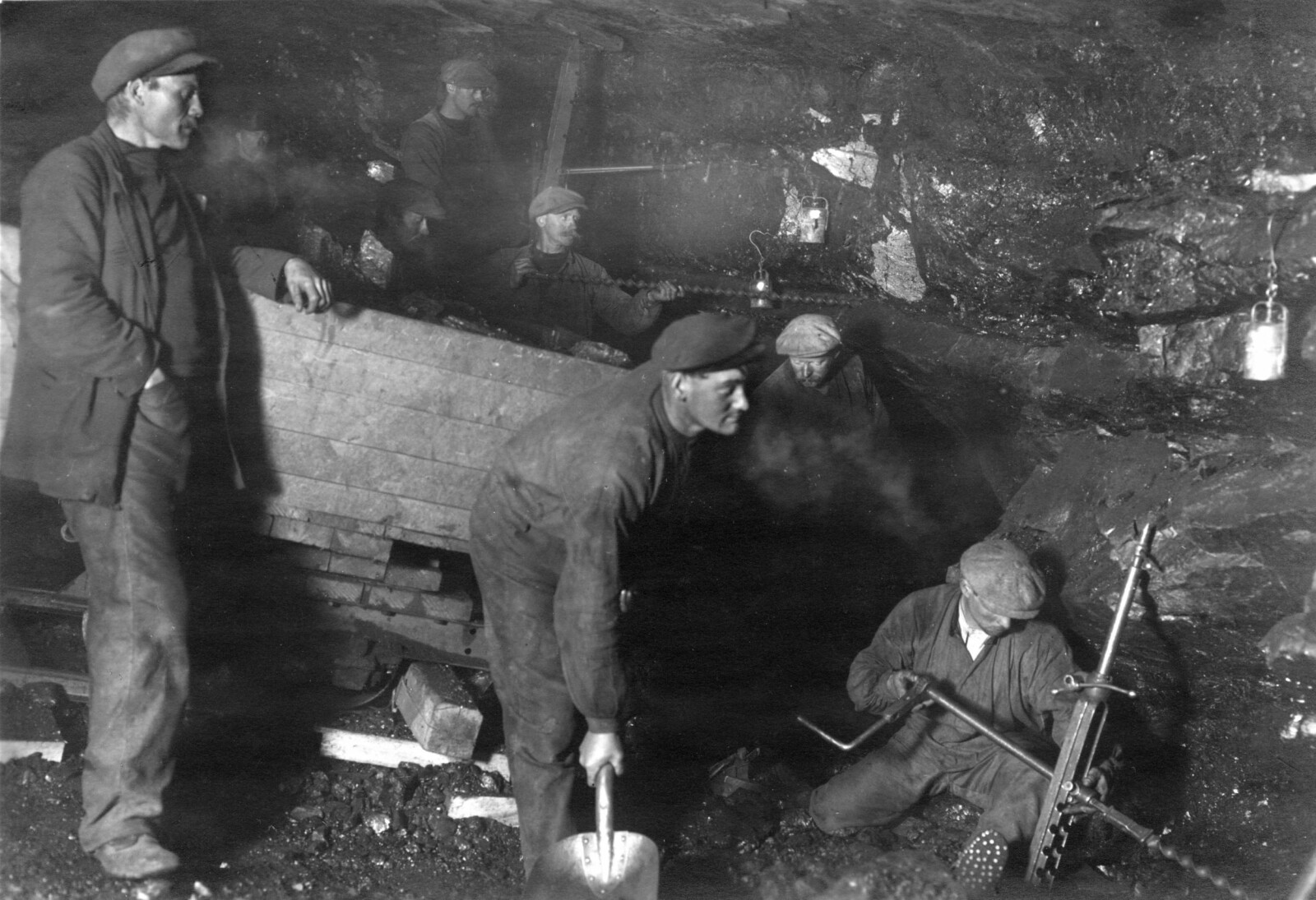 <b>TRANGT:</b> I veldig mange år var «blokkfall» den vanligste årsaken når en enkelt person omkom i gruvene på Svalbard. Da raste taket ned over de arbeiderne som krøp rundt inne i gruva. Her fra gruven i Kings Bay i 1918.