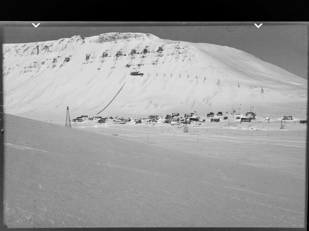 <b>FØRSTE GRUVE:</b> Gruve 1, høyt oppe i skråningen ovenfor Longyearbyen var frem til eksplosjonen i 1920 den eneste gruven i området.