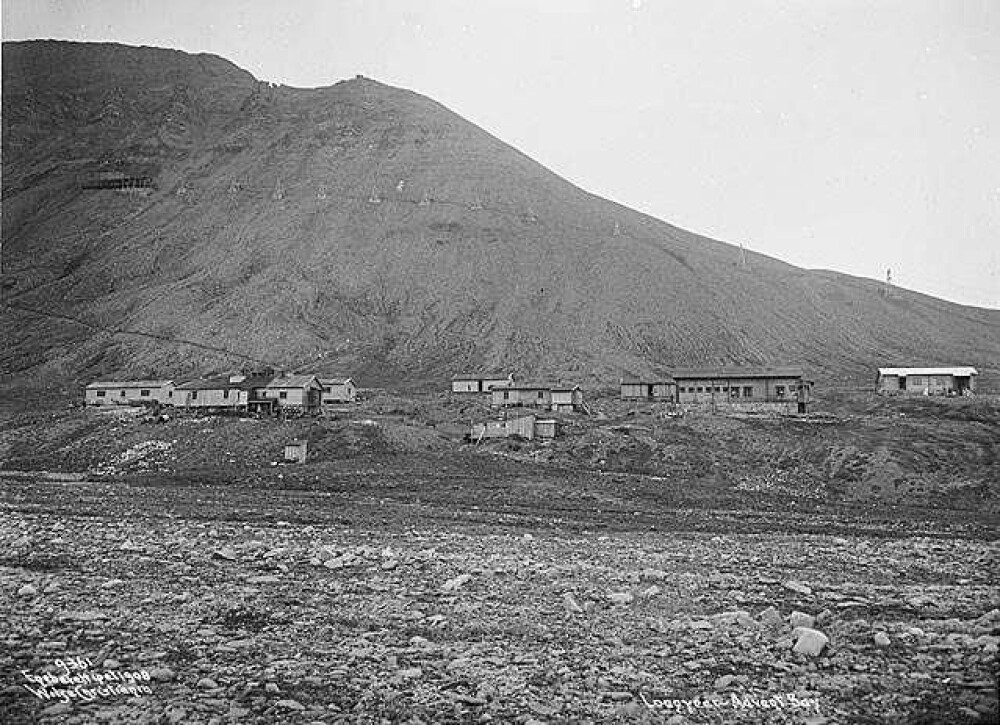 <b>FRA STARTEN:</b> Longyearbyen med Gruve 1 høyt oppe til venstre på bildet, tatt i 1908, samtidig som kull­utvinningen startet opp for alvor, 12 år før katastrofen.