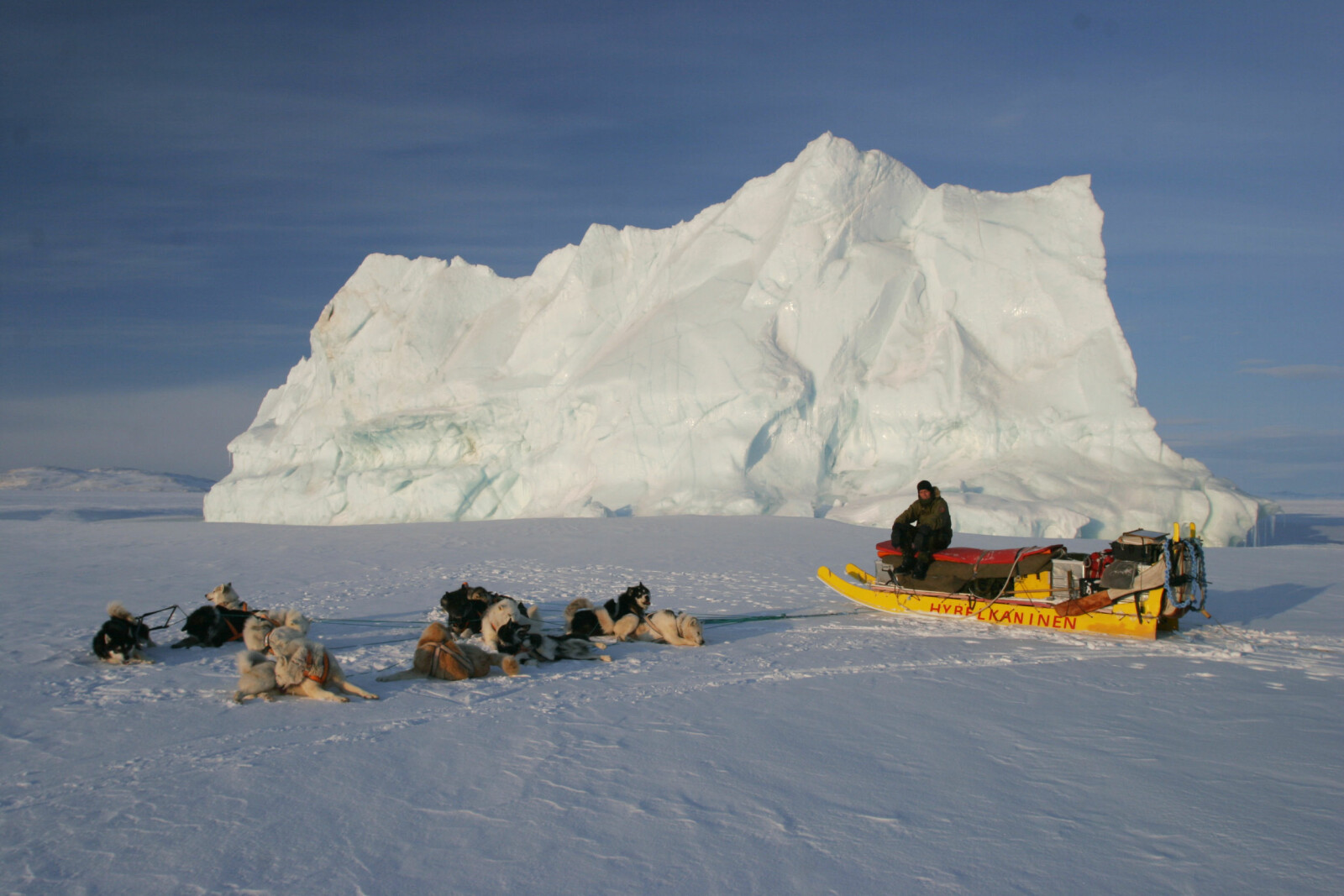 <b>ISPATRULJE:</b> Bjarki Friis tar seg en rast ute på havisen under vårpatruljeringen. Ettersom mannskapene bygger sledene selv, er det tradisjon å gi dem kreative navn som f.eks. Hybelkaninen.