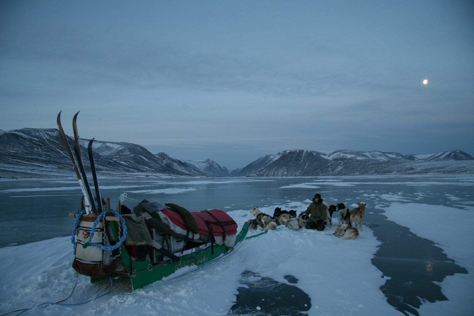 <b>VAKKER ØDEMARK:</b> I løpet av den 26 måneder lange tjeneste­tiden tilbakelegger hvert slede­lag opp mot 10 000 kilometer langs kysten av Øst-Grønland.