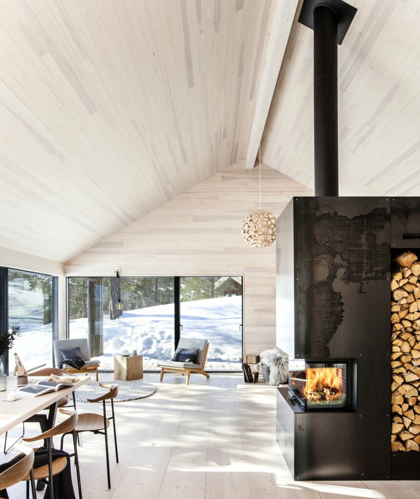 ALLROM: Oppholdssonen i hytta består av et stort allrom med kjøkken, spiseplass, en sitteplass og sofakrok.