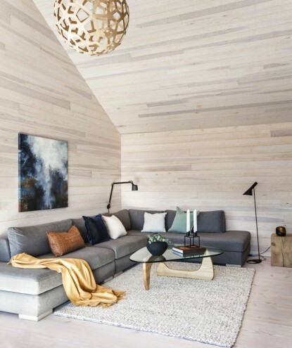 STUE: Huser en stor loungesofa, Furninova, fra Bohus. Gulvteppet heter Loop og er fra Bolia. Stuebordet er en designklassiker; Coffee Table, designet av Isamu Noguchi i 1944, produsent er Vitra. Maleriet på veggen har tittelen Weathering blues, kunstneren er Trudy Wiegand. Taklampen er Coral Pendant, design David Trubridge. Vegglampen er fra Vipp, mens stålampen er AJ, designet av Arne Jacobsen, fra Louis Poulsen. Putene er fra Bolina, pleddet er fra Elvang Denmark. STUE: Huser en stor loungesofa, Furninova, fra Bohus. Gulvteppet heter Loop og er fra Bolia. Stuebordet er en designklassiker; Coffee Table, designet av Isamu Noguchi i 1944, produsent er Vitra. Maleriet på veggen har tittelen Weathering blues, kunstneren er Trudy Wiegand. Taklampen er Coral Pendant, design David Trubridge. Vegglampen er fra Vipp, mens stålampen er AJ, designet av Arne Jacobsen, fra Louis Poulsen. Putene er fra Bolina, pleddet er fra Elvang Denmark.