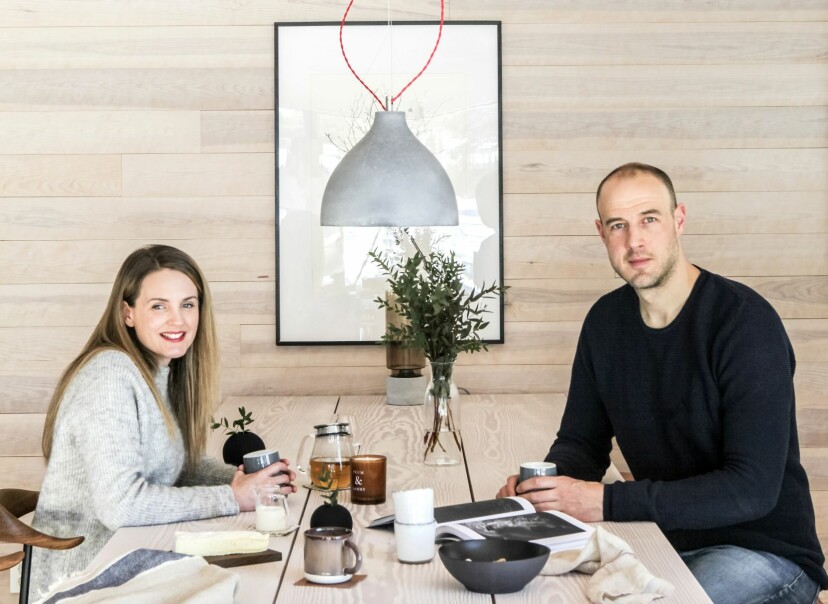 KORT VEI: Hanne og Roar endte opp med å tegne sin egen hytte, nå nyter de hver ledige helg og ferie en drøy halvtime fra hjemstedet.