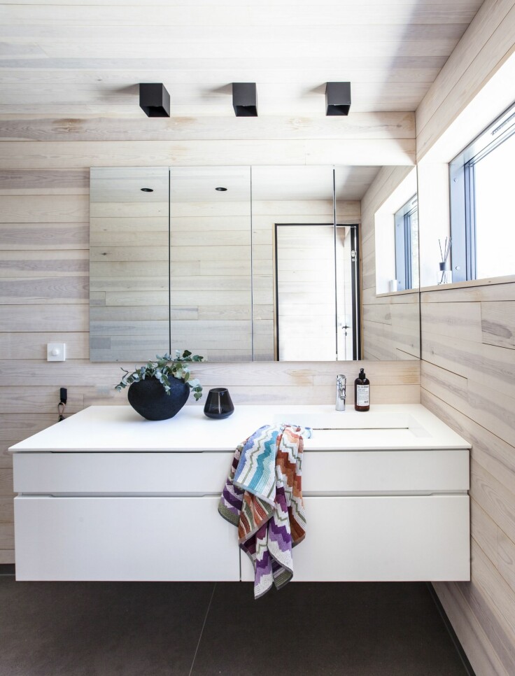 BAD: På badet er det brukt samme treverk til tak og vegger som ellers i hytta, gulvflisene heter Concrete Project og er fra Imola Ceramica. Servantskapet fant de på fra www.benkeplaten.as. Taklampene heter Box Ceiling 1.0 og er fra Wever & Ducre.