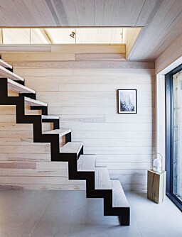 EGET DESIGN: Trappen er egen design og tegnet av Roar som bestilte stålvanger og fikk sveiset den på et lokalt, mekanisk verksted. Deretter monterte han trappetrinn i Dinesen Douglasgran som er behandlet med lut og hvit olje. EGET DESIGN: Trappen er egen design og tegnet av Roar som bestilte stålvanger og fikk sveiset den på et lokalt, mekanisk verksted. Deretter monterte han trappetrinn i Dinesen Douglasgran som er behandlet med lut og hvit olje.