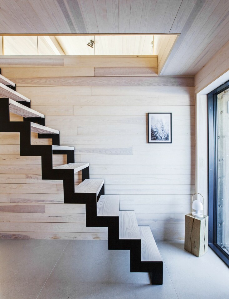 EGET DESIGN: Trappen er egen design og tegnet av Roar som bestilte stålvanger og fikk sveiset den på et lokalt, mekanisk verksted. Deretter monterte han trappetrinn i Dinesen Douglasgran som er behandlet med lut og hvit olje.