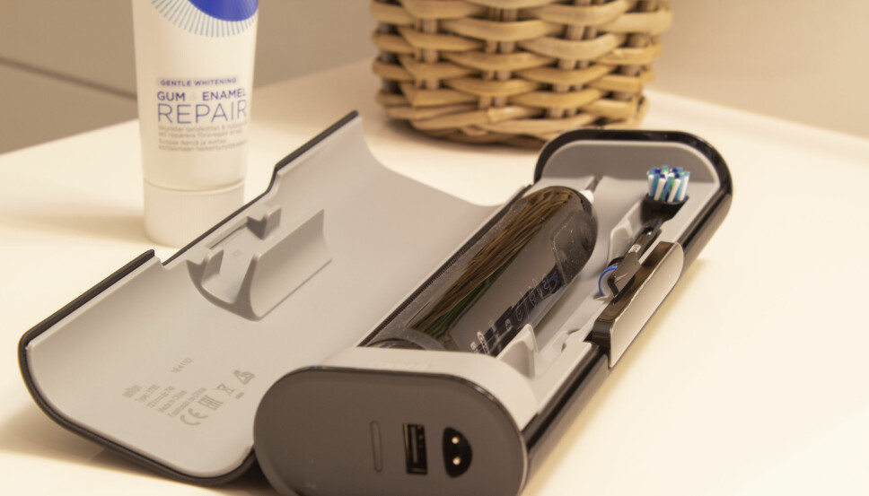 <b>SMART ETUI:</b> Oral-B Genius X kommer med et smart reiseetui som har en ekstra USB-port, slik at du kan lade tannbørsten og mobilen samtidig.