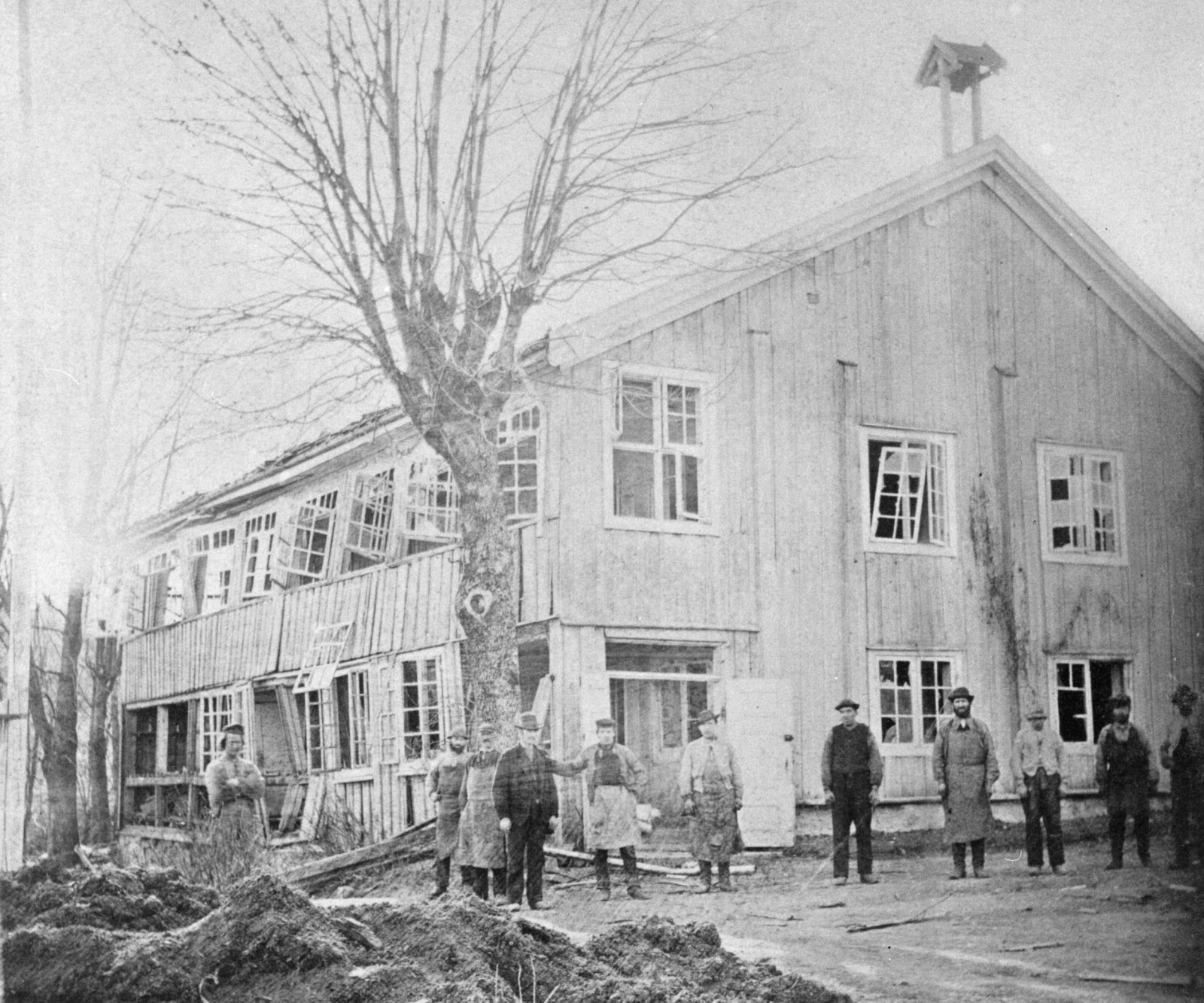 <b>ETTER EKSPLOSJONEN:</b> Arbeiderne som overlevde utenfor bestyrerboligen Fåbro som fikk store skader i 1874.