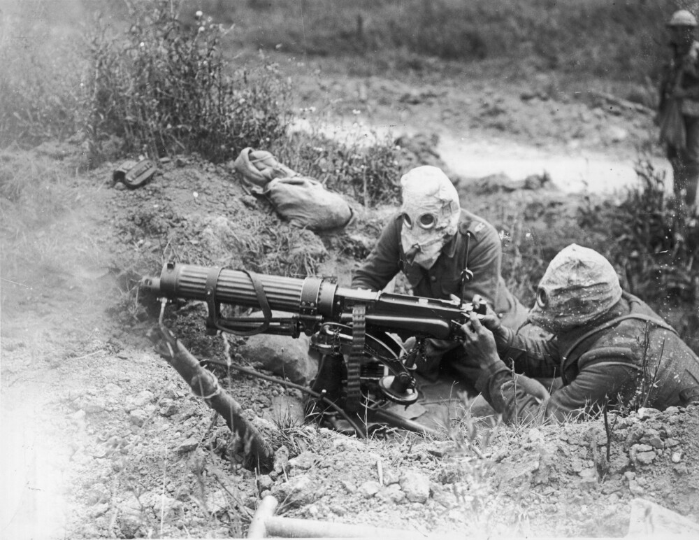 <b>GASS OG MASKINGEVÆR:</b> Selv om maskingeværet gjorde det vesentlig lettere å forsvare seg enn å angripe, valgte generalene å la sine soldater løpe rett inn ilden fra maskingevær som engelske Vickers gun.
