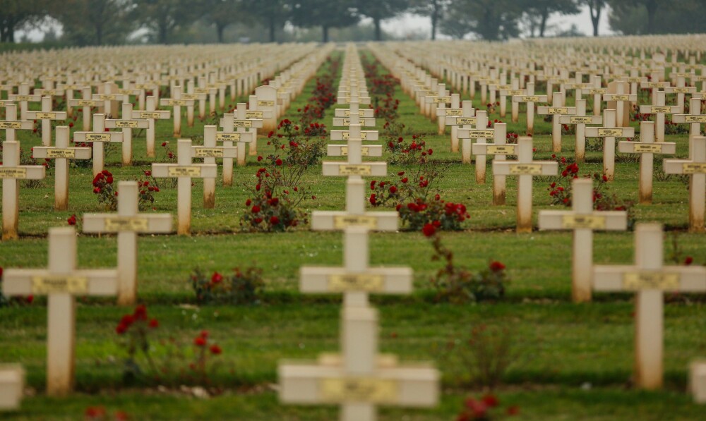 <b>ENDE­STASJON:</b> Enorme kirke­gårder fra 1. verdenskrig preger fortsatt den Belgiske landsbygda, som her i Ablain St.­-Nazaire