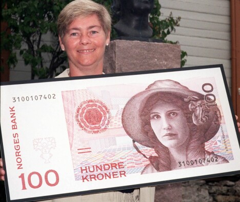 1997: Daværende hovedkasserer Sylvi Johansen i Norges Bank med den nye 100-kroneseddelen som ble satt i omløp i 1997. Newth tror at både kredittkort og pengesedler vil forsvinne i fremtiden.