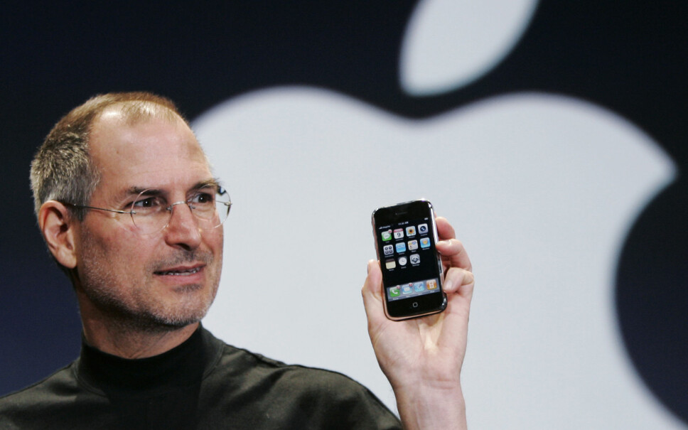 <b>INFORMASJONSMASKIN:</b> Daværende Apple-sjef Steve Jobs viser frem den første iPhonen i 2007. Smarttelefonen med berøringsskjerm og apper har endret måten vi kommuniserer på radikalt.
