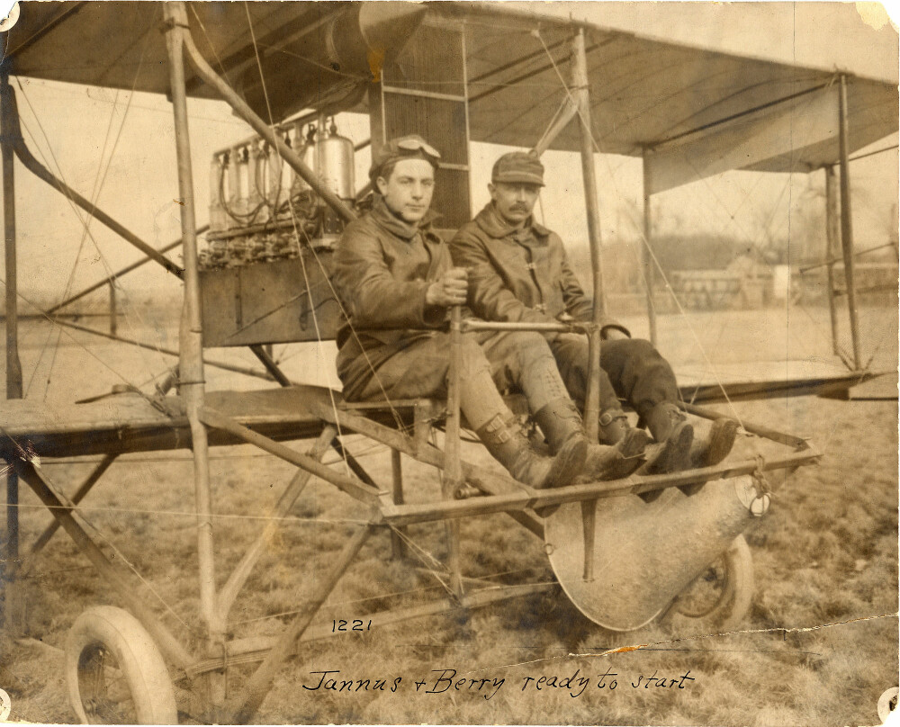 <b>VÅGHALSER:</b> Albert Berry (t.h) sammen med Tony Jannus, som var piloten da Berry i mars 1912 foretok verdens kanskje første hopp fra fly.