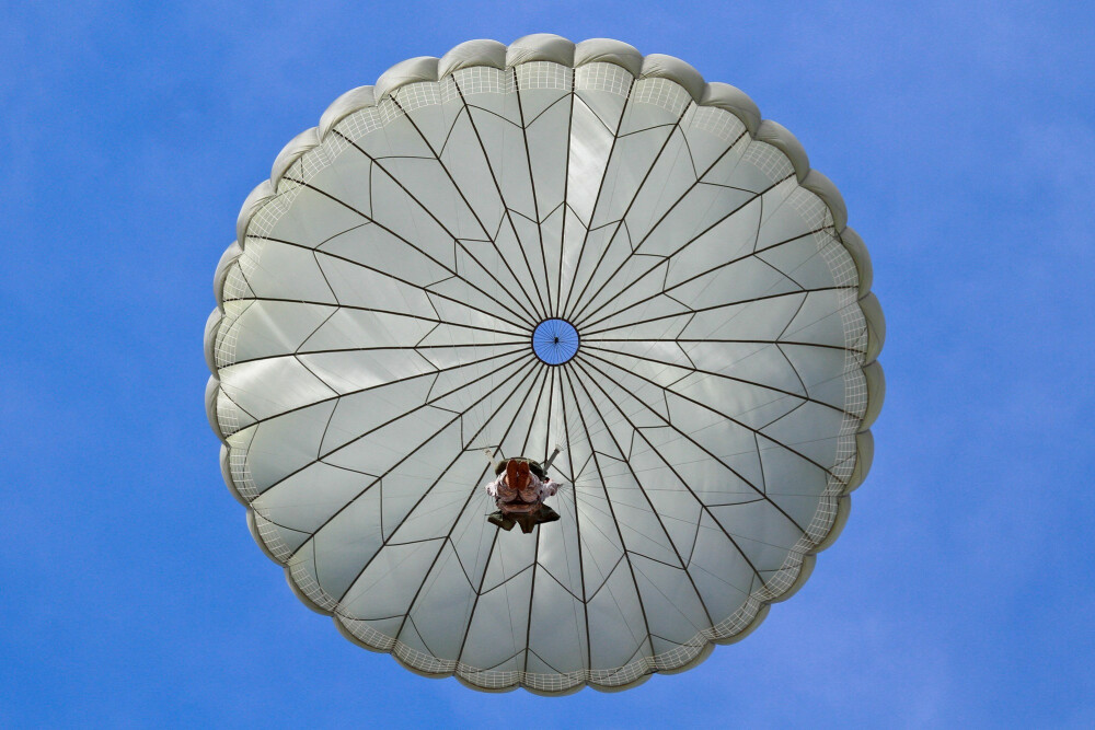 <b>RUNDSKJERM:</b> I mange tiår var fallskjermene runde. Hullet i midten stabili­serer luft­strømmen og ferden nedover.
