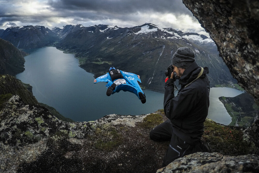 <b>WINGSUIT:</b> De moderne vingedraktene har gitt fallskjermhopper enda en ekstrem dimensjon. Nordmannen Espen Fadnes ble kåret til verdens raskeste vingedraktflyger i 2010. På bildet hopper Fadnes fra den cirka 1340 meter høye Marsåhyrna i Stryn. Oppstrynsvatnet i bakgrunnen.