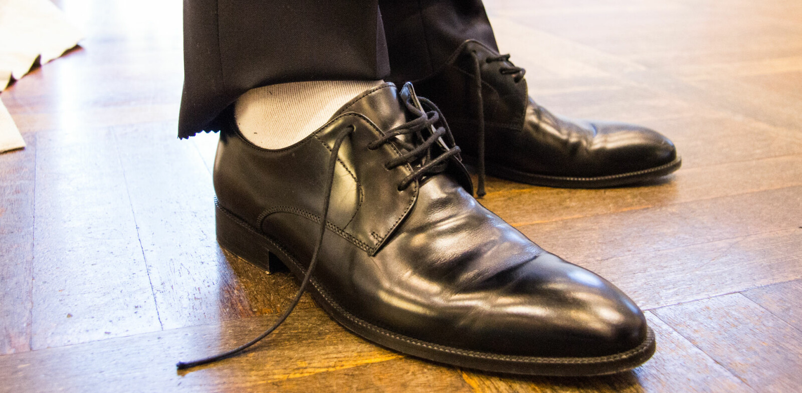 <b>DRESSTABBER: </b>Hvite sokker til mørk dress er «ikke lov». Det samme gjelder for slitte og skitne sko. Husk også å knytte skolissene.