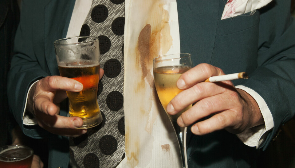 NEI, NEI, NEI: Ikke drikk med begge hender og hold deg ren og pen også etter at festen har startet.