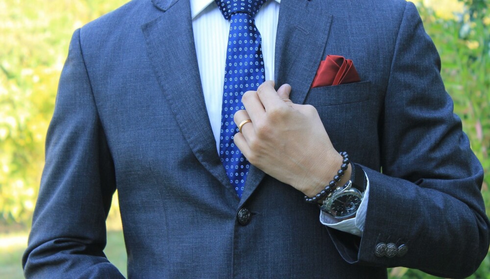 <b>RIKTIG:</b> Slips og tørkle bør ikke være helt like. Tørkleet kan bryte helt eller ta opp fargenyanser fra slipset.