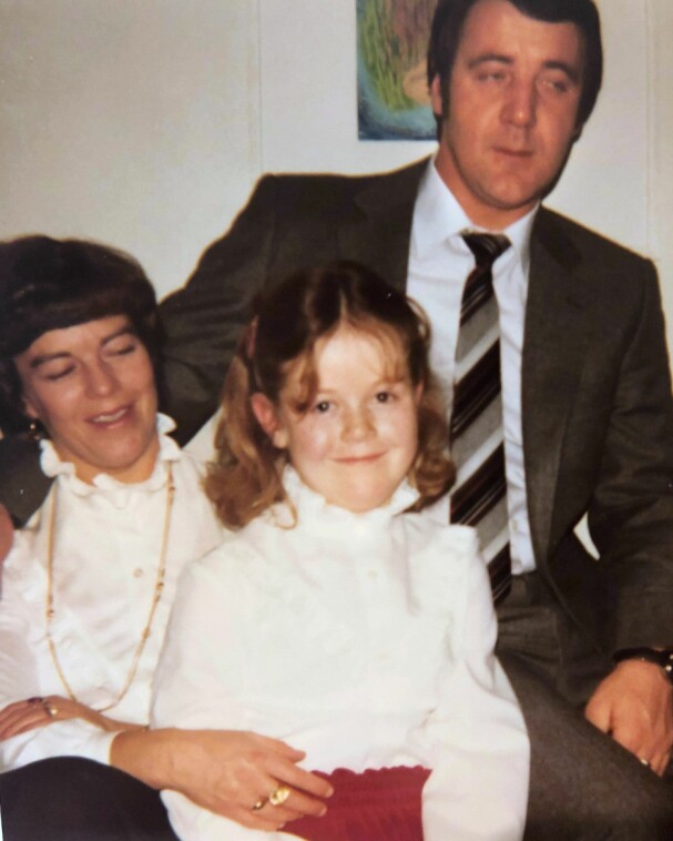 <b>GODE MINNER:</b> Anette og storebroren har vokst opp i et hjem med mye latter og glede. Her er Anette rundt ni år gammel, sammen med foreldrene. <b>GODE MINNER:</b> Anette og storebroren har vokst opp i et hjem med mye latter og glede. Her er Anette rundt ni år gammel, sammen med foreldrene.
