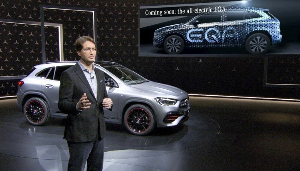 <b>ELEKTRISK MERCEDES:</b> Ola Källenius snakket kort om den nye EQA da de lanserte Mercedes GLA.